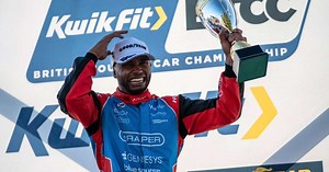 De cadeira de rodas ao pódio: Nicolas Hamilton conquista primeiro troféu no automobilismo
