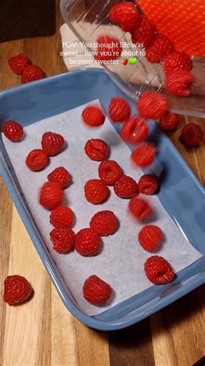 Vegan Chocolate Raspberry Matcha Bark - SweetEasy & Totally Addictive! 💚🍓 #shorts