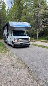 We DIDN’T choose a bunk model for a reason! Going compact is key to being able to travel to more locations.🙌 Compared to our previous travels in a 42 foot fifth wheel, having a smaller 32 foot Class C has completely transformed our travels.💯 We can camp in more locations, navigate driving through national parks, and even stop at all of those scenic pullouts that we never could before. Choosing neutral bedding and fabric totes keeps the above the cab space neat and part of our living space. Sin