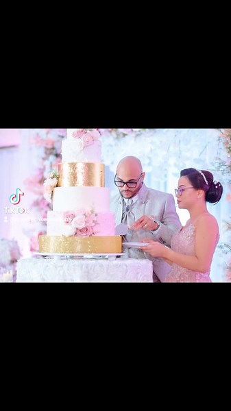 Made my own wedding cake and had so much fun with it. Hubby let me do my own thing because he knows this is my area of expertise. I chose to go with dummy cakes because it truly made the process very simple. I conceptualized a 5 tier modern design, decorated it in advance, transporting was hassle free and there was no burden of having to cut and share cake after. Now one month later, I still have the cake and can continue to admire it. 💜🎂