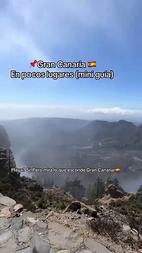 Gran Canaria es una isla que no se explica, se siente. En pocos kilómetros pasas de caminar entre dunas que parecen sacadas del Sahara, a perderte en barrancos de roca volcánica, miradores infinitos y pueblos que conservan el alma canaria. Empiezas en las Dunas de Maspalomas, donde el viento dibuja el paisaje cada día y el mar se funde con la arena. Continúas hacia el sorprendente Barranco de las Vacas, pequeño pero impactante, uno de esos lugares que no parecen reales. El contraste llega en Pla