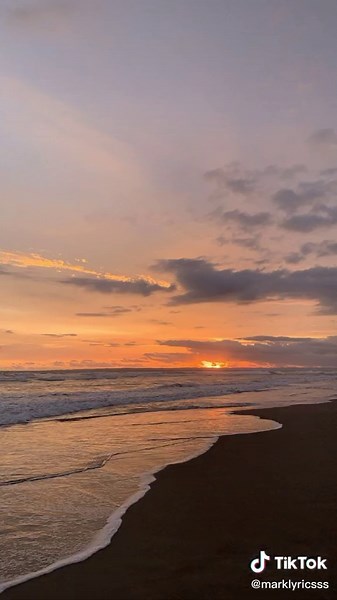 Stunning Sunset Over the Beach: Nature's Colorful Display
