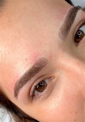 En este caso realizamos NanoShadow, una técnica que aporta definición y un efecto suave, respetando la armonía natural de su rostro. Cada diseño es completamente personalizado, porque no existen dos cejas iguales. 🤍 ¿Te gustaría saber si esta técnica es la indicada para ti? Escríbeme “CEJAS” por DM y agendemos tu evaluación. #NanoShadow #cejasnaturales #micropigmentaciontrujillo #ingridvega #cejastrujillo