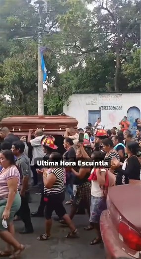 HOMENAJE MASIVO: EL FÉRETRO DEL ALCALDE NELSON MARROQUÍN ES RECIBIDO EN HOMBROS POR UNA MULTITUD EN MASAGUA En medio de una escena de profundo dolor y un multitudinario acto de solidaridad, el féretro del alcalde asesinado, Nelson Luciano Marroquín Marroquín, ha llegado a su municipio, Masagua. ​Cientos de pobladores se congregaron en las calles para recibir los restos de su jefe edil, en una emotiva demostración del impacto que su muerte ha generado en el municipio. Los restos de Marroquín Marr