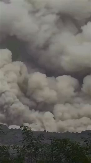 IndianGeolens | 🌋 Semeru’s fury unleashes! Massive steam explosions as rain hits scorching ash deposits, birthing dramatic lahars in Indonesia’s restless... | Instagram