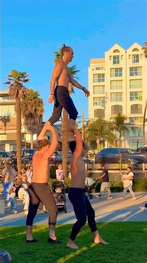Incredible Partner Acrobatics at Muscle Beach #acrobatics #incredible #musclebeach