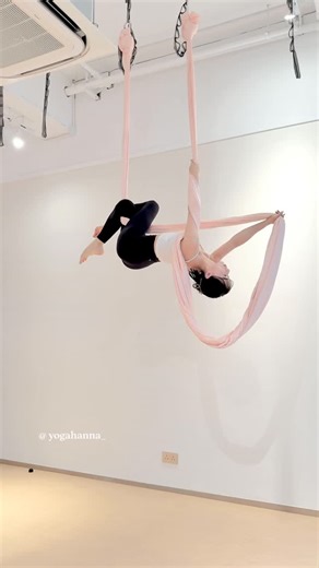 Hannah Chan｜Yoga & Dance Instructor on Instagram: "#hannah的空中練習🌸 #level💛💛💛💛💛"