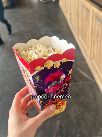 Popcorn > Gsm-abonnement? 🍿🤯 #besparen Wist je dat een portie popcorn in de cinema duurder is dan een maand gsm-abonnement in België? 🇧🇪 Imke betaalt bij UNDO slechts €4/maand! 💸 De deal: ✨ €4/maand (4GB 400 min 400 sms) ⚡️ 5G op het Orange-netwerk ♻️ Zero Waste: wat je niet gebruikt neem je mee naar volgende maand! 🌳 Elke activatie = 1 boom geplant Stop met te veel betalen voor je provider. Check de link in bio! 🔗📱 #UNDO #gsm #goedkoopste#abonnement #belgie #5g #budgethacks #popcorn #ci
