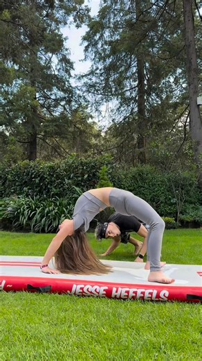 Alex Destreza 🔥 on Instagram: "KIP UP Tutorial 💪 Follow for more ❤️ #acrobatics #gymnastics #capoeira #breaking #flips"