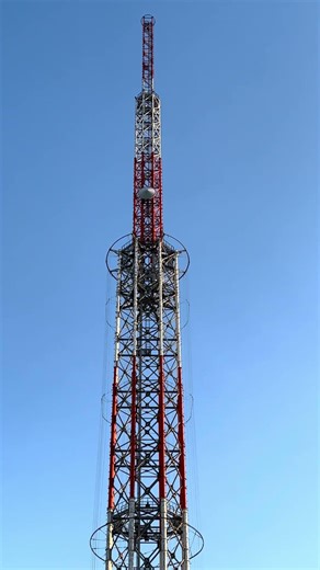 久御山町中心部に聳え立つ地元ラジオ局の電波塔