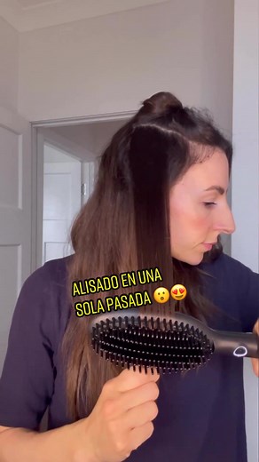 ¡No podrás vivir sin él! 💥 #ghdglide elimina el encrespamiento en una pasada y sin esfuerzo 🙌 ¿Quién más ama nuestro cepillo eléctrico? #ghd #hairtok #cepilloelectrico #tutorialdepeinado