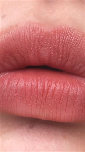 to/one トーン on Instagram: "⠀ 2026年1月1日発売開始🌼 ⠀ 花びらに触れたように軽やかなエアリーテクスチャー。 唇に色がふわりと咲くスフレマットなルージュ トーン ペタル ブルーミング マット リップ 新製品 4色 ￥2,970(税込) やわらかく優しく色づく、to/one初のマットルージュ。 スフレのように軽やかな質感で唇になじみ、 ふんわりした発色が続くソフトラスティング処方を採用。 スキンケア発想で自然由来指数80%*¹以上を叶え うるおいを守りながらつけたて美しさをキープ。 リップシリーズ共通のシトラスフローラルのほのかな香りが漂い リップメイクするたびに心までリラクシーに包み込みます。 * 1 ISO16128準拠 水を含まない 01 Mellow Apricot：春の光のように優しい黄味を帯びたぬくもり感あるソフトコーラル 02 Fairy Petal：摘みたての花びらのように可憐で愛らしいピュアピンク 03 Rose Grace：すっと野に咲く花のように凛としなやかなローズピンク 04 Bare Bloom：陽だまりのようにあたたかく繊細に