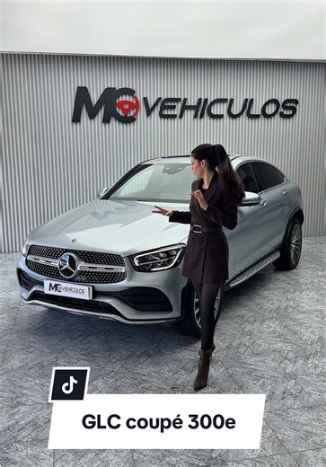 Mercedes GLC coupé 300e 👤 NACIONAL – único propietario 🙋 Procedente de particular 🔧 Motorización: 300e Híbrido Enchufable ⚙️ Cambio: Automático 🛞 Tracción: 4MATIC 📅 Año: 2021 📍 Kilometraje: 73.000 km 🎨 Color: Gris 💺 Interior: Cuero negro 💶 Precio al final del vídeo. 🟢 ETIQUETA CERO (acceso sin restricciones y ventajas fiscales) ⸻ ⭐ Equipamiento destacado • Paquete AMG Line exterior e interior • Llantas AMG multirradio • Faros LED High Performance • Parrilla diamante AMG • Techo panorám