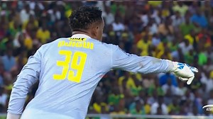 TUZO ZA TFF: Hivi ndivyo Tuzo ya Golikipa Bora wa Azam Sports Federation Cup ilivyotangazwa na kwenda kwa Djigui Diarra wa Yanga SC Ni katika hafla ya Tuzo za TFF inayoendelea Mnyanjani jijini Tanga Tuko LIVE #AzamSports1HD #TuzoZaTFF #TFFAwards #TFFAwards2023 #Awards | AzamSports