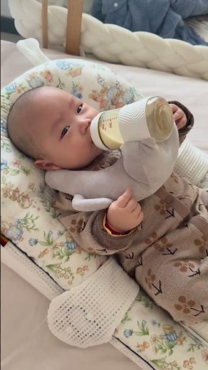 This Feeding Pillow Makes Nursing So Much Easier for Moms #babyessentials #cute #babygear