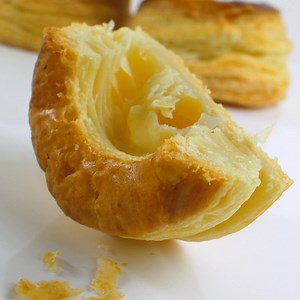 Pastetli – oder Vol-au-vent - aus selbstgemachtem Butter-Blätterteig lassen sich ausgezeichnet mit den unterschiedlichsten Gemüsen und Fleisch füllen. Mit welcher Füllung magst Du Deine Pastetli? Hier geht es zum vollständigen Video: https://youtu.be/FNb3FV_NYf0 | EinfachBacken - Marcel Paa