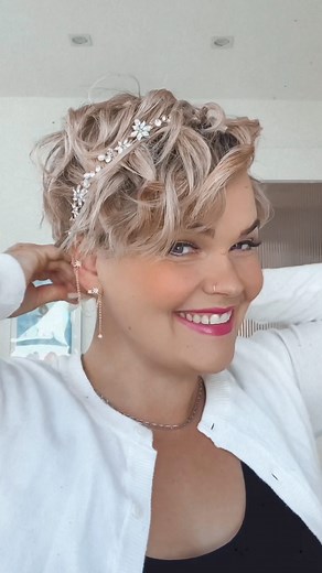 52K views · 534 reactions | Easy way to accessorize a short pixie You find the curling video on my reels ♥️ Headband can be found online for example at wish or Amazon  #headband #glamour #pixie #kurzhaarfrisur #kurzehaare #cabelocurto #pelocurto | Salirasa | Facebook