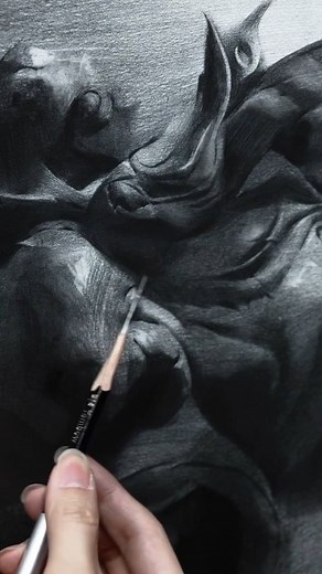 An extraordinary graphite pencil drawing that breathes life into flowing textures with meticulous shading and precision. The interplay of light and form creates a sculptural depth, making every contour feel almost tangible. A masterful demonstration of control and artistic vision. ✨ drawing by @monochrome_h #GraphiteMastery #ShadesOfGraphite #Hyperrealism | Graphite Masters