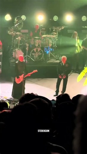 The Smashing Pumpkins & Barry Williams sing ‘Brady Bunch’ song “It's A Sunshine Day” in Chicago ☀️