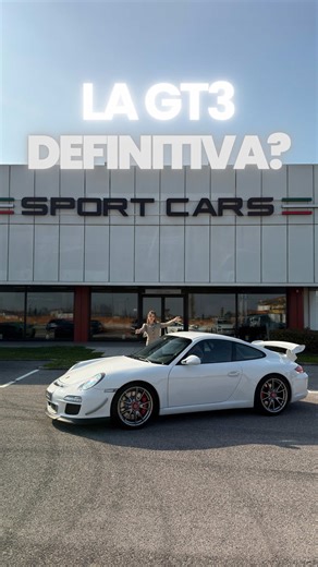 Se sei un vero intenditore Porsche, questa è sicuramente una delle tue preferite. Porsche 997 GT3 MK2 Clubsport, una delle ultime GT3 nate con il cambio manuale e con quell’anima pura che ha reso questo modello un’icona tra gli appassionati. Configurata nell’elegante colorazione Bianco Carrara, una combinazione perfetta tra eleganza e spirito racing. Il pacchetto Clubsport aggiunge tutto ciò che serve per vivere la macchina come in pista: roll-bar posteriore, cinture a 6 punti per il pilota, est