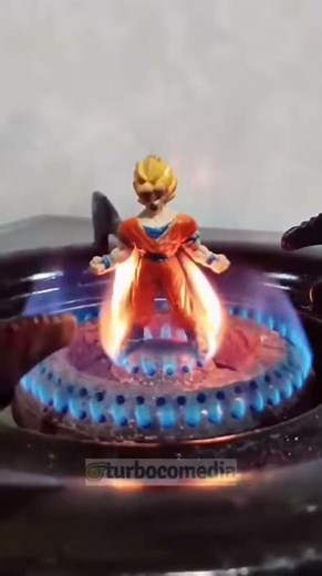 Boneco do Goku pegando fogo de tão forte (literalmente)