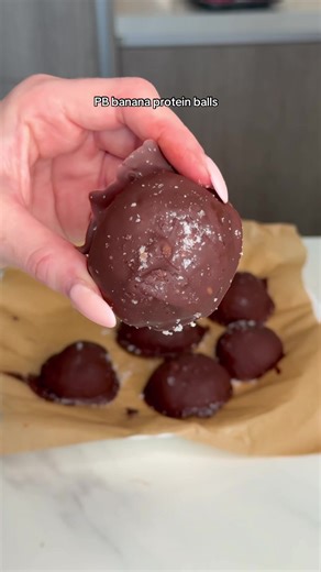 Banana PB balls🍫 DM me “COACHING” to join my team of amazing women and eat the food you ACTUALLY want to eat 💅🏽 Wearing @Women‘s Best DC KIKIFIT 🤍 af Macros per one (makes 7) 181 calories 21g C | 11g F | 6g P Ingredients 1 banana 20ml maple syrup 60g almond flour 1 scoop @womensbest cookies & cream whey 40g peanut butter 80g dark chocolate (melted) #healthy #sweets #chocolate