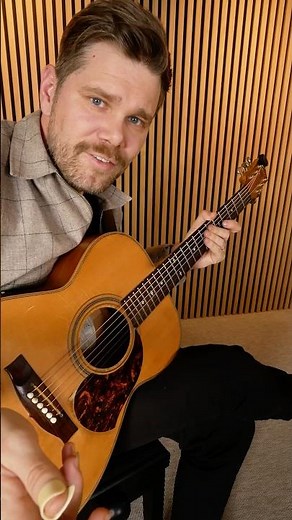 “Blackbird” - melody and chords at the same time?!?
