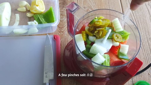 Easy breakfast pita pockets with scrambled eggs & homemade salsa