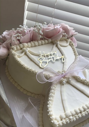 Looking for a unique gift? 🌸🎂 Our cake flower bouquets are the perfect sweet surprise. Handcrafted with love and completely edible. Send me a message to order yours 💌 #houstonbaker #baker #rosecake #bouquetcake #baketok #homemadewithlove #fyp #foryoupage #explorepage✨ #smallbusiness #bakedwithlove #houstontexas #homebakertok
