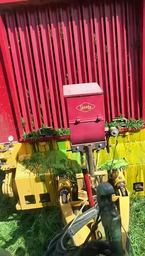 Green water 🌾💦😱 #tractor #tractorlife #claas #fendt #tractorfail #tractorfails #farmlife #farming #farmfails #farmfail #agriculture #agri