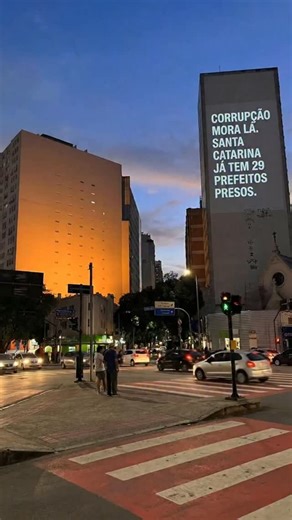 Coletivo Alvorada on Instagram: "Siga @alvoradacoletivo Santa Catarina se tornou um caso emblemático de corrupção municipal no Brasil. São quase 30 prefeitos presos em poucos anos por esquemas de fraude em licitações, desvios de dinheiro público e contratos manipulados, sobretudo em serviços básicos como coleta de lixo e obras públicas. A maioria dos prefeitos são de partidos como PL, PSD, PP, MDB, Podemos, Patriotas e PSDB, ou seja, partidos bolsonaristas e do Centrão. É um dado concreto, docum