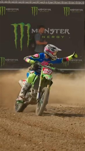 Francar Bonero 29 with a little problem in the drop gate. #mxgp #kawasaki #motocross