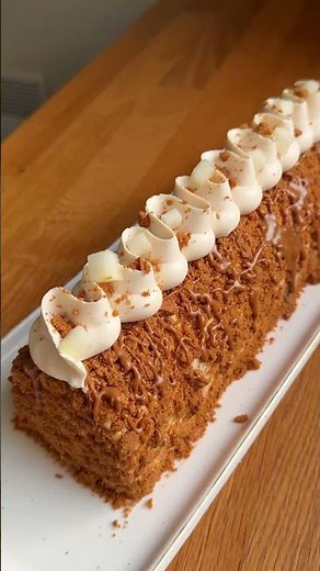 Bûche de Noël Poire, Spéculoos & Caramel Beurre Salé ✨ | Biscuit Dacquoise et Poires Caramélisées