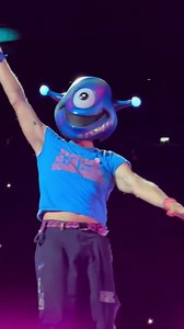 Coldplay in alien suits at Wembley, singing Something Just Like This 👽🛸 No need for superheroes 🦸🏼‍♀️ just a band that makes you feel like you're floating through the cosmos 🌌 Pure magic ✨🏟️🇬🇧 #London #Coldplay #ColdplayLive #WembleyStadium #LondonNights #LiveMusicMagic #ConcertVibes #ColdplayLondon #MusicOfTheSpheresWorldTour #UnforgettableNights #LondonVibes #CityOfMusic #WembleyVibes #EpicConcert #LiveAtWembley #LondonCalling #MoonMusic #FeelTheMusic #MusicInLondon #ConcertMagic #Stad
