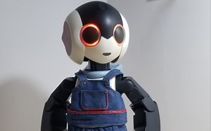 机器人robi 穿了新衣服高兴的手舞足蹈