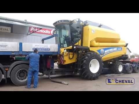 Déchargement d'une moissonneuse-batteuse New Holland TC5.80