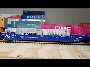 Quick Review: Kato Maxi IV Gunderson well cars