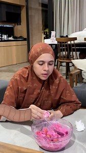 276K views · 1.5K reactions | Sungguh random keluarga ini Uti nyuru emaknya review salad buah buatan dia dan tak di nyana nyana tetiba kakaknya masuk nanya dia siapa來 Untung emaknya pinter #kinosgina #kinossquad #family #comedy | Nycta Gina | Facebook