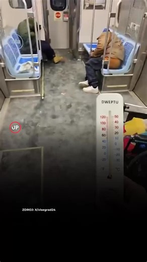 Startitup on Instagram: "Keď sa z metra stane dom 🥶 Počas extrémnych mrazov v Chicagu sa linka CTA Blue Line pravidelne mení na neoficiálny 24-hodinový úkryt pre ľudí bez domova. V New Yorku si zasa bezdomovec priamo vo vagóne rozostrel plachtu a vytvoril vlastný „byt“. Takéto situácie sú v zime čoraz častejšie. Vlaky poskytujú teplo, no zároveň prinášajú bezpečnostné a hygienické problémy. Dopravný podnik CTA tvrdí, že spolupracuje so sociálnymi službami, ktoré majú bezdomovcom pomôcť a presme