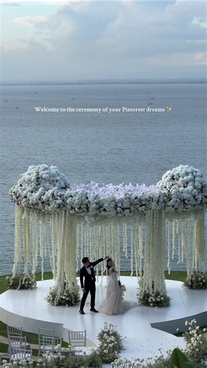 This white wedding ceremony? Straight out of a dream ✨🤍 #baliwedding #baliweddingplanner #weddingdecor #weddingideas