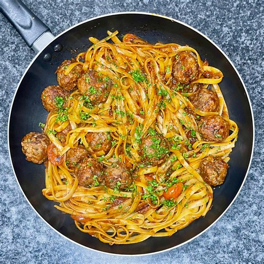 As promised 😎 I present to you: Championship Boerewors and Bacon Tagliatelle Bolognese 🔥🍝 Enjoy 😋 . . . . I don't intend to infringe copyrights over music playing in the background, neither do I intend to profit from it. | Puto Duma