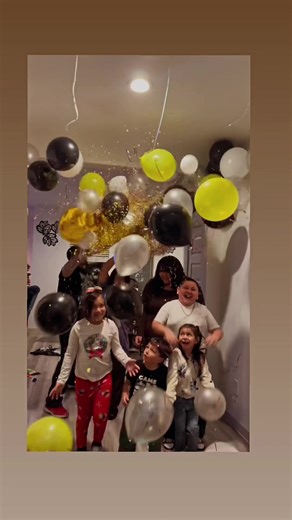 Your sign to do a balloon drop for the kids ❤️ Happy New Year!