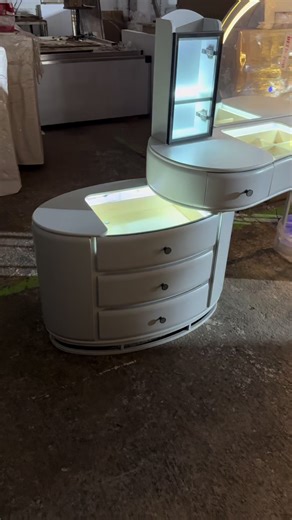 Las luces de nuestros tocadores siguen cada día iluminando esperando llegar a tu hogar y convertir tu espacio de maquillaje en tu lugar favorito #tocadoresdemaquillaje #tocador #tocadores