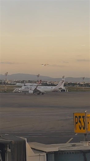 #Tunisair_Express ATR72-600, TS-LBG, on short final runway 01 at #Tunis (DTTA). Footage credit to BK Raçem. | Global Aviation Spotters - Tunisia HQ
