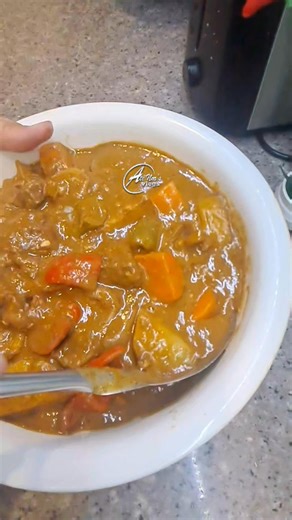 Beef caldereta recipe Tender and rich in flavor beef caldereta very popular ito sa mga special occasions pwede rin ang pork or chicken ang protein same ingredients and procedure lang😋🤤 Beef caldereta recipe 1 kg beef 2 bell peppers 3 medium potatoes 2 medium carrots 1 big can liver spread 1/2 cup peanut butter 1/2 cup tomato sauce 1/4 cup grated cheese 1 big onion 5 cloves garlic bay leaves salt ground black pepper 3 tbsp soy sauce 1 beef cube cooking oil Chili flakes water #beefcaldereta #fbp