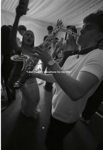 “Say my name” saxo edition Pt. 2 🎷 | Want an 18th, birthday or wedding all your guests will remember? Get in touch using the link in my bio. #saxophone #vascosax #livemusician #ibizaparty #nostalgia