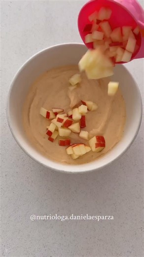 40. Yogurt de temporada 🍁🎃 -Mezcla en un bowl: 1 taza de yogurt griego con 1/4 de taza de puré de calabaza, 1/2 cdita de pumpkin spice, 1 tapita de vainilla y endulzante sin calorías (yo utilice 1 sobre de stevia) -Agrega de topping 1 manzana en cuadritos, 1 cdita de semillas de calabaza, 1/2 cdita de chispas de chocolate sin azúcar, 1/2 cdita de mantequilla de almendras y canela en polvo ¡Disfruta! ✨Ideas ✅Completas ✅Deliciosas ✅Saciantes ✅Altas en proteina 🔥Recuerda que cada persona tiene u