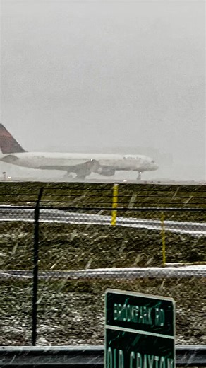 🌨️✈️ White out takeoff Delta 757-200 disappears 🤯. #aviation #shorts #plane