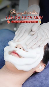 BÍ QUYẾT SỞ HỮU LÀN DA SẠCH MỤN NHỜ 3 CÔNG THỨC CHĂM SÓC DA SAU ĐÂY Hành trình chăm sóc da mụn luôn bắt đầu từ việc kiểm tra da định kỳ, để hiểu rõ làn da đang gặp vấn đề gì và cần xử lý ra sao. Tiếp theo là tham khảo các liệu trình xử lý da mụn chuẩn y khoa phù hợp như: ➡ Chăm sóc da mụn thông minh HK White Skin ➡ Thanh lọc da Detox Skin Plus ➡ Phục hồi & tái tạo da mụn Acnes Peel 🌟 Quy trình thực hiện chăm sóc da an toàn tại Hoa Khôi giúp da Sạch mụn – Giảm viêm – Hạn chế thâm và ngừa mụn tái