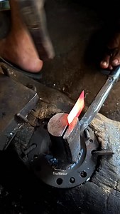 the process of forming rubber tapping farming tools using traditional methods. #blacksmith #metalwork #forging #artwork #craftsmanship #kerajinantangan #reels #globalreach #fyp #fblifestylechallenge #fypシ゚viralシ2025 #blacksmith | Tina Mansur